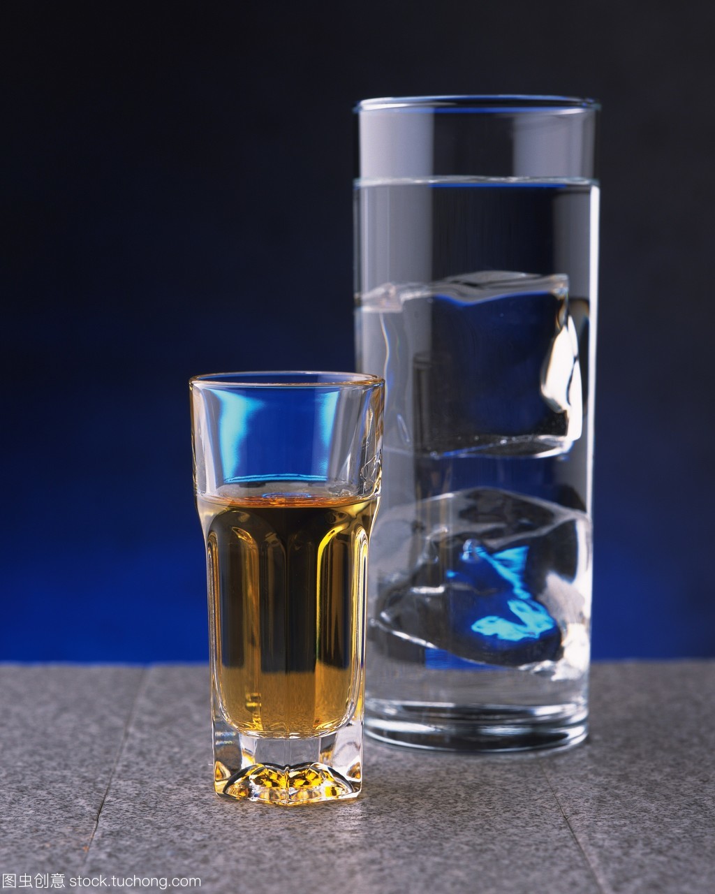 玻璃杯,含酒精饮料,饮食,两个,Beverage,Photography,Alcohol,Food and Drink,Glass,Small Group of Objects,Whiskey,棚拍,Chaser,Ice Cube,彩色图片,正视图,Water,Nobody,Eating and Drinking,Vertical,酒精,竖构图,酒类,无人,摄影,冰块,威士忌,饮料,水,酒,组物体,物体,wine,group of items,object,美食蔬果